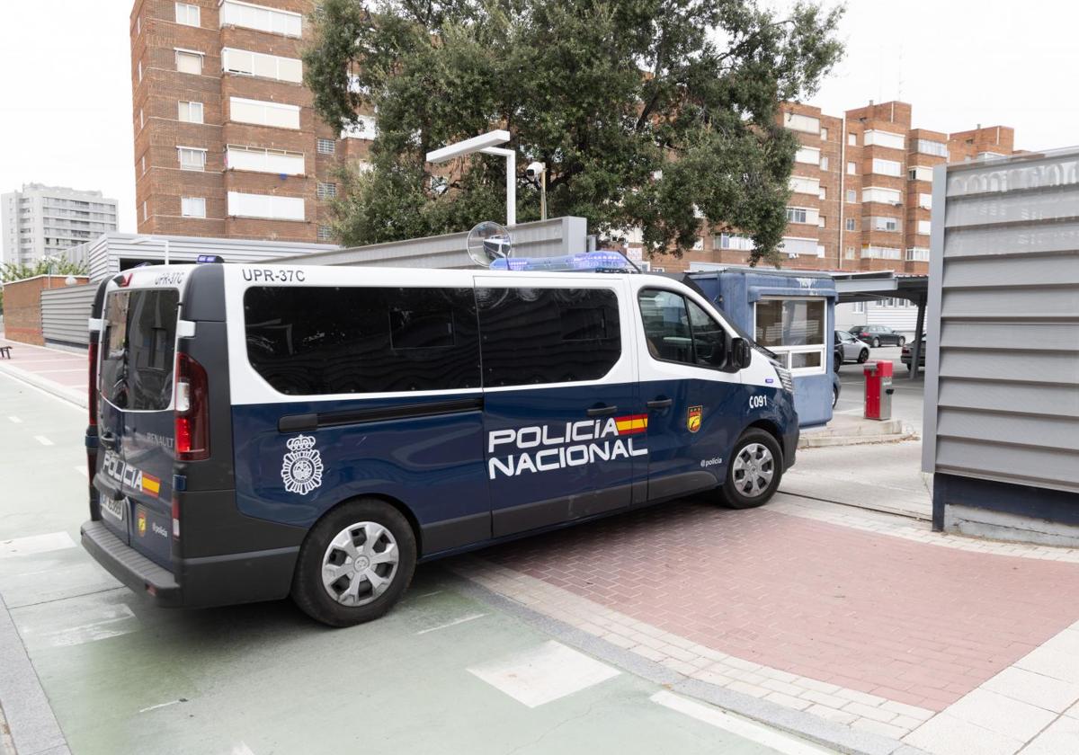 Un furgón policial accede a la Comisaría de Delicias.