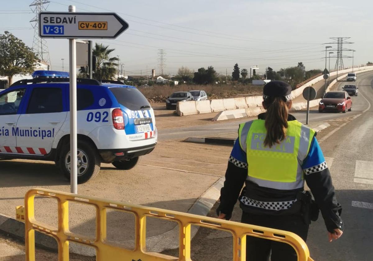 Una agente de la Policía Local de Valladolid ayuda en las labores de control de tráfico en Sedaví.