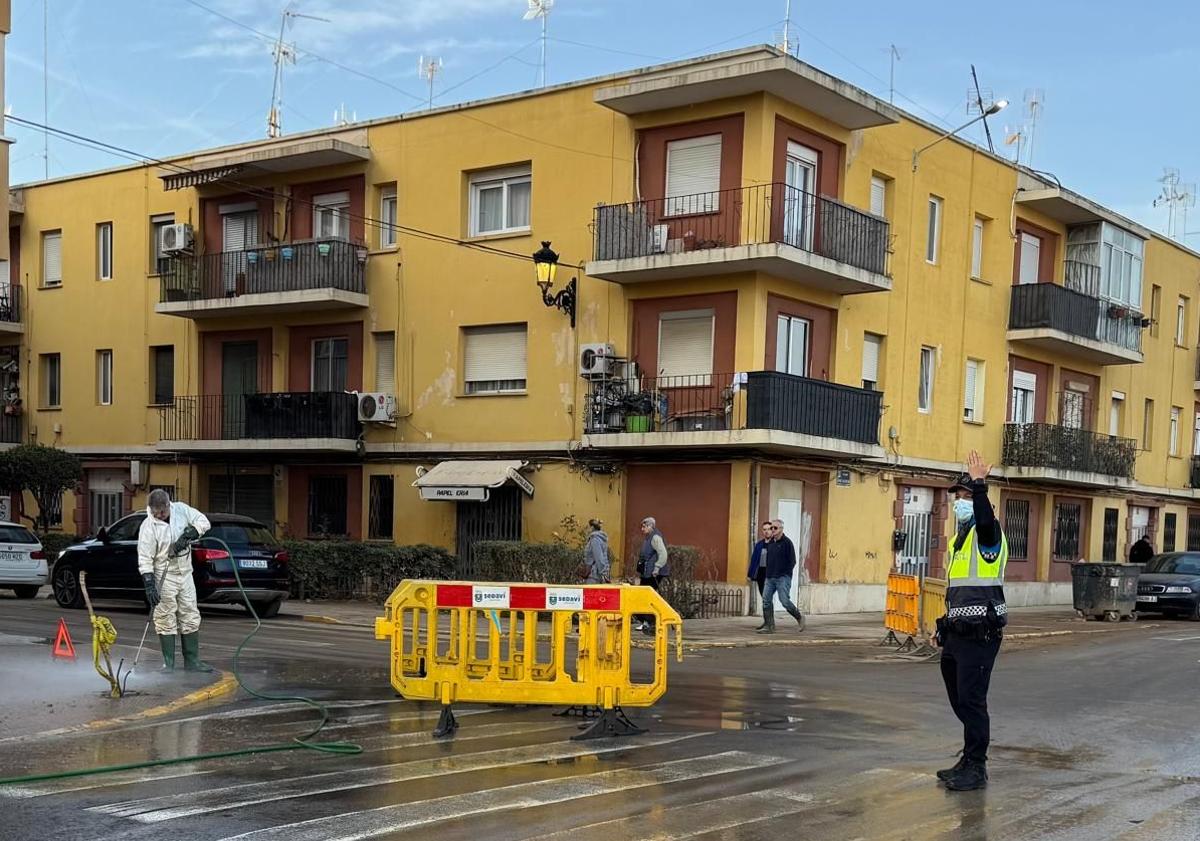 Imagen principal - Los agentes vallisoletanos, en distintos escenarios durante su trabajo en la localidad valenciana.