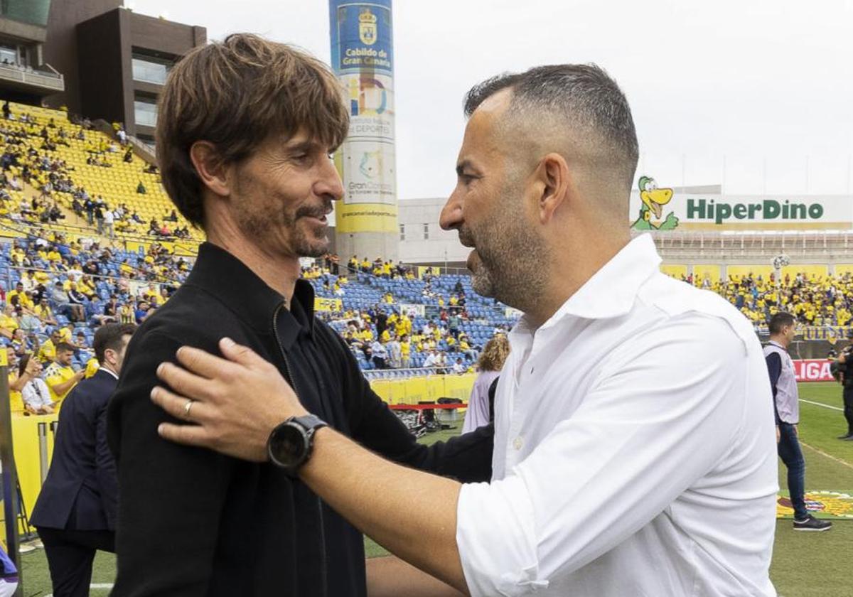 Álvaro Rubio (izquierda) se saluda con Diego Martínez antes del partido UD Las Palmas-Real Valladolid del pasado sábado