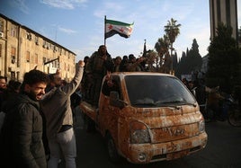 Celebraciones en Homs tras la toma de Damasco y el derrocamiento de al-Assad.