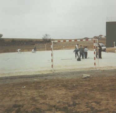 Un grupo de niños juega al fútbol. Febrero de 1992.