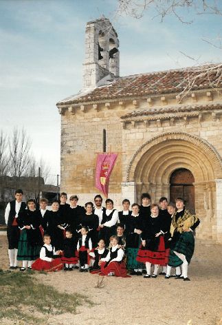 El Grupo de Danzas 'Aires castellanos' posa junto a la iglesia de Arroyo.Junio de 1992.