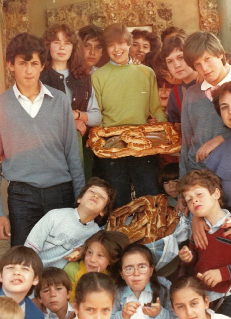 Tradicional recogida de rosquillas por los jóvenes del municipio. 