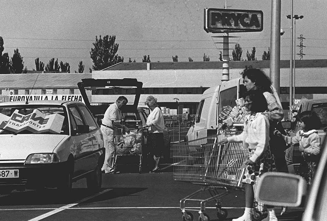 Aparcamiento del centro comercial Pryca en Arroyo de la Encomienda. Mayo de 1993.