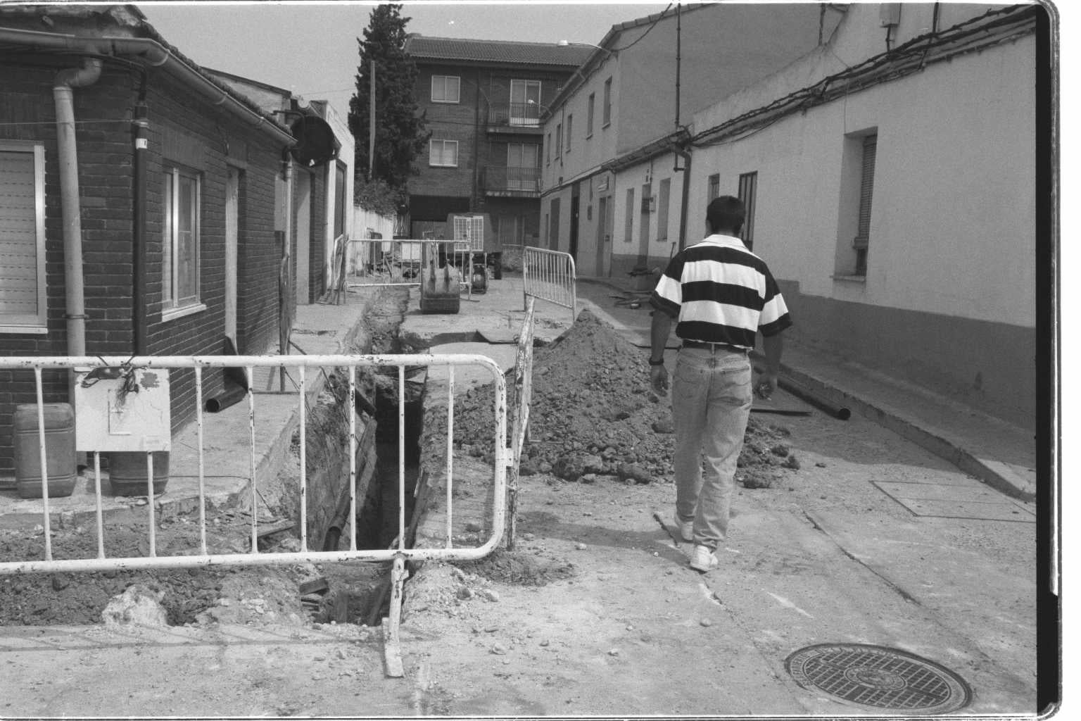 Obras en una calle de La Flecha en agosto de 1995.