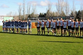 Los jugadores de ambos equipos posaron con la bandera de Valencia, además de escuchar el himno.