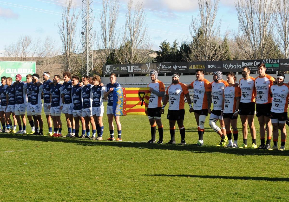 Los jugadores de ambos equipos posaron con la bandera de Valencia, además de escuchar el himno.