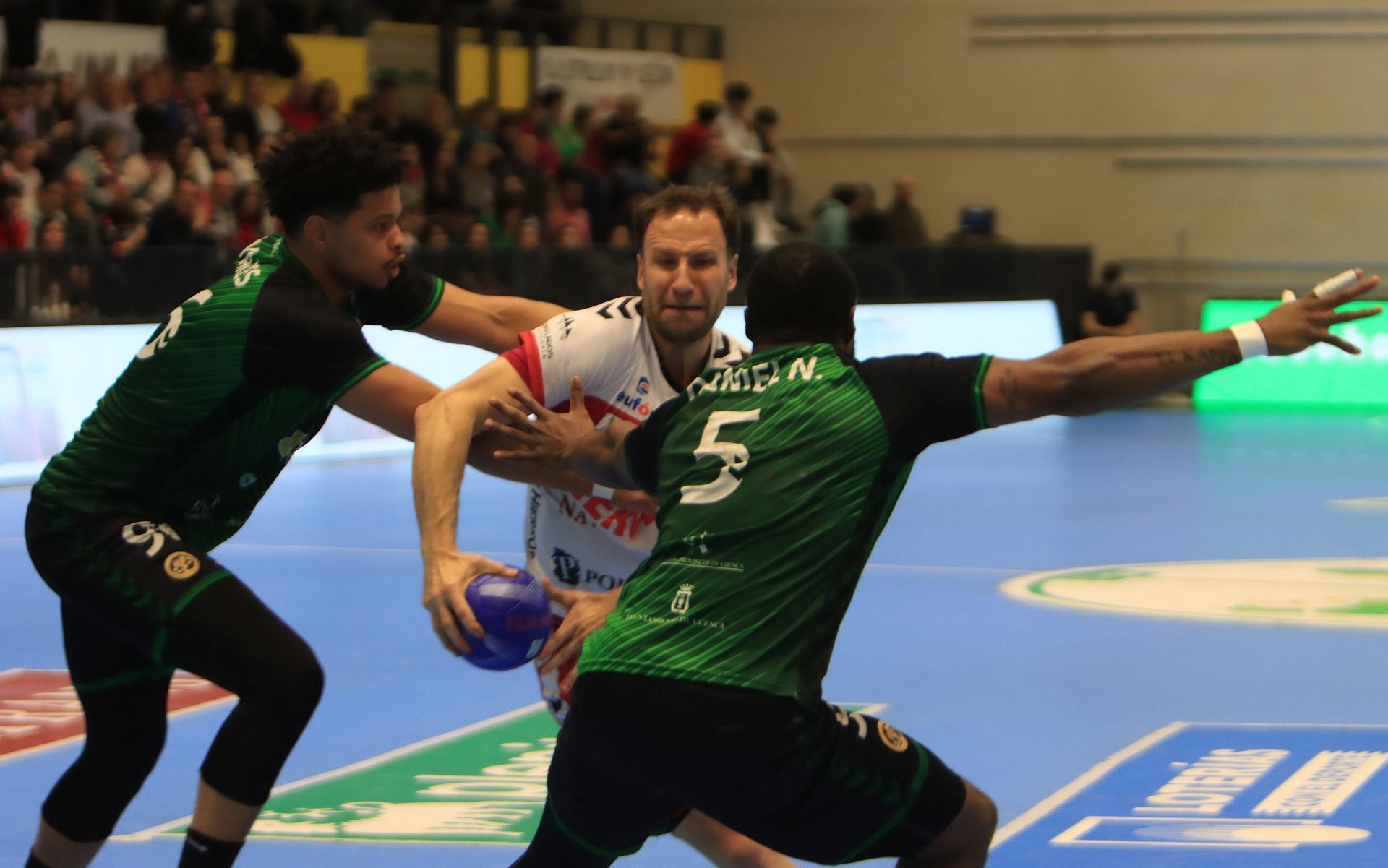 Fotos de la derrota del Balonmano Nava