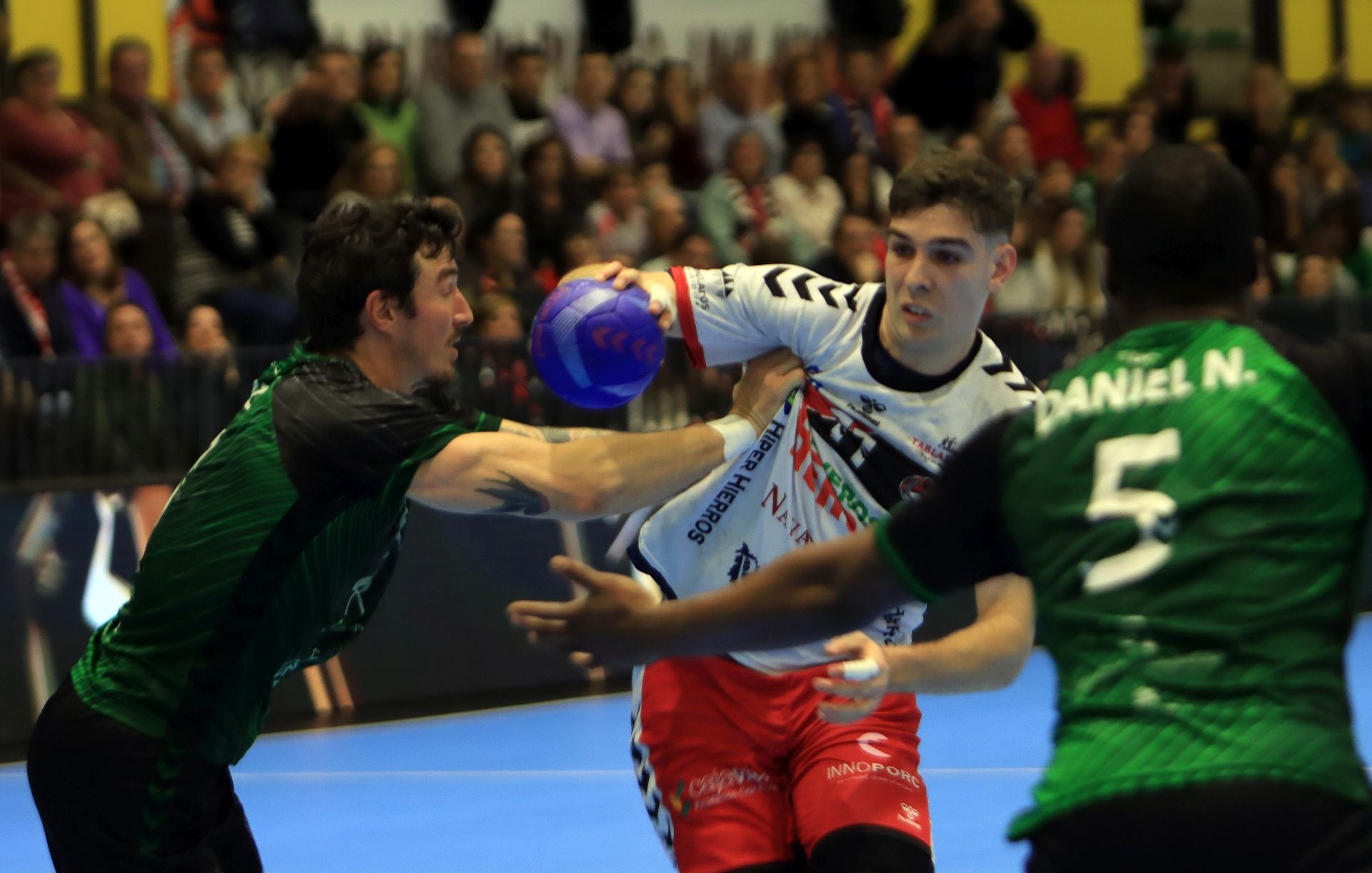 Fotos de la derrota del Balonmano Nava