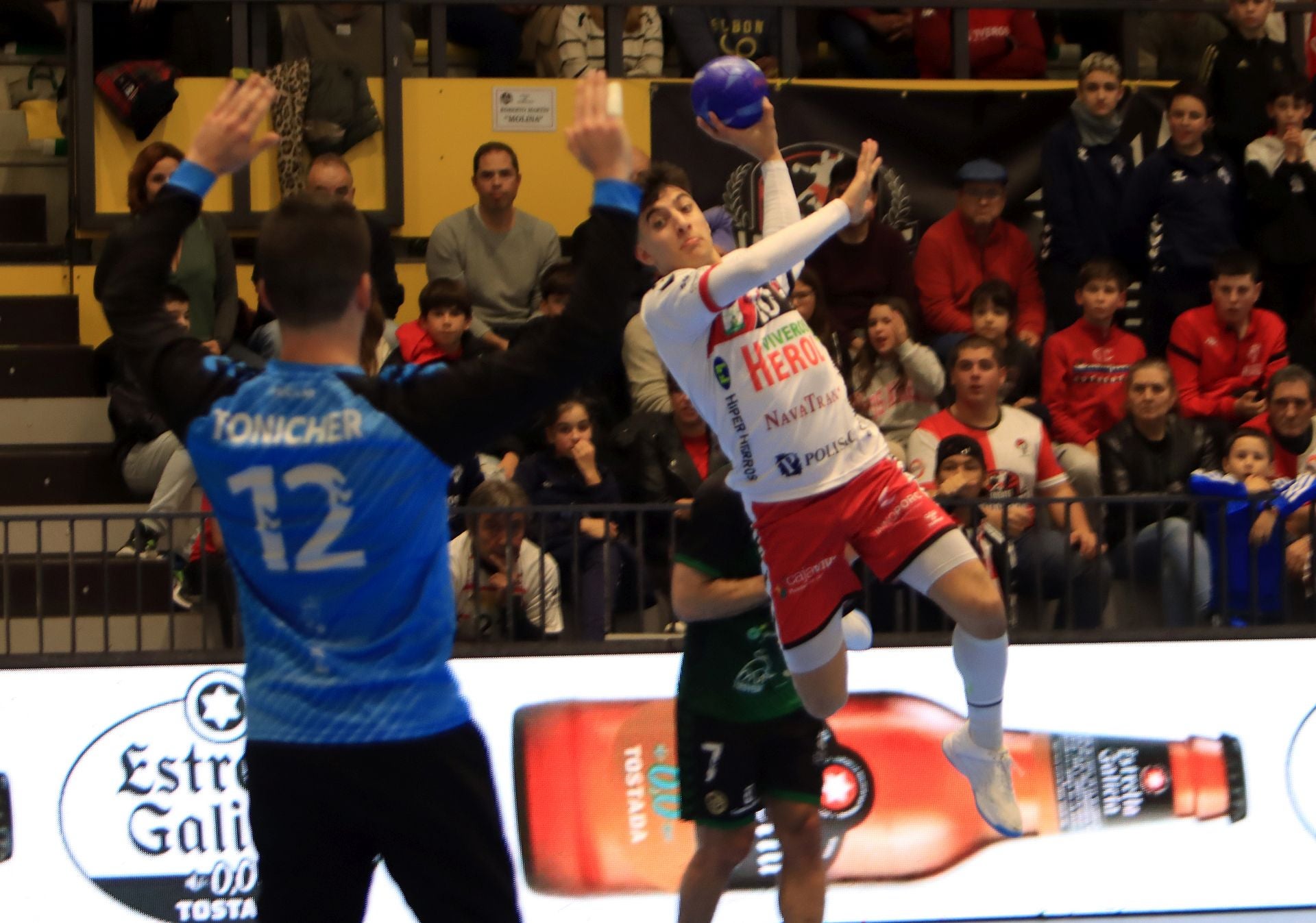 Fotos de la derrota del Balonmano Nava