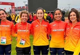 Carla Gallardo, la primera por la derecha, con el resto de compañeras de la selección.