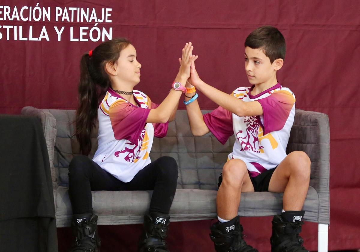 Dos de los patinadores de la selección de Castilla y León se desean suerte.