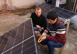 Alumnos de Gestión del Montaje de instalaciones solares.