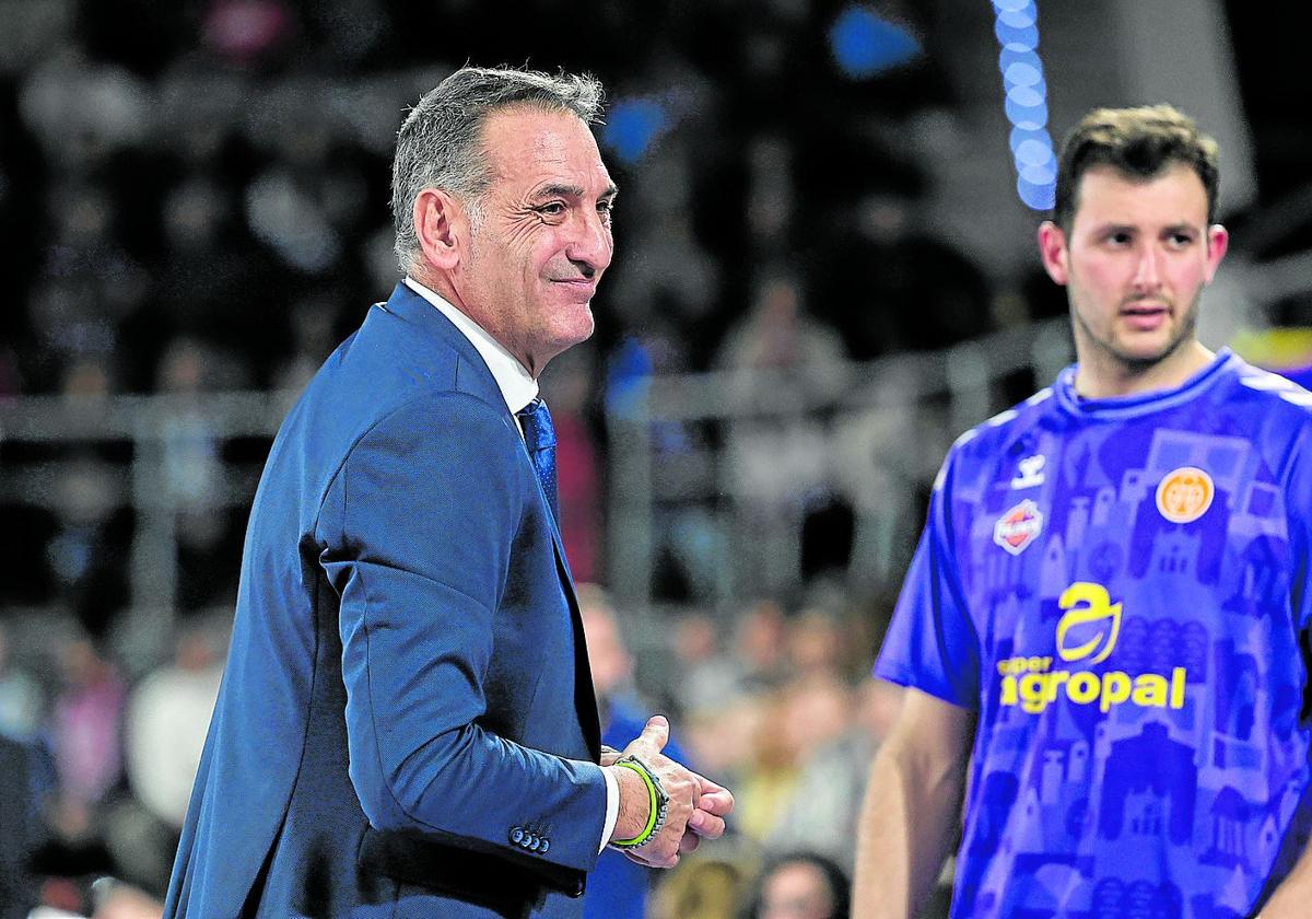 Luis Guil mira al banquillo, con Xabi Oroz al fondo, en el partido del pasado jueves en el Pabellón Municipal.