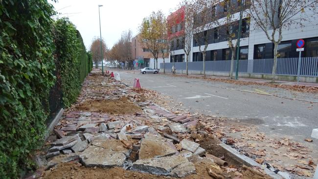 Imagen después - Estado del tramo de la calle Londres antes y después de la tala de una veintena de árboles.