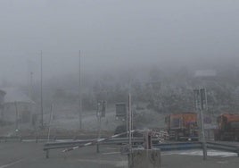 La nieve cubre Navacerrada, entre Segovia y Madrid, este domingo.