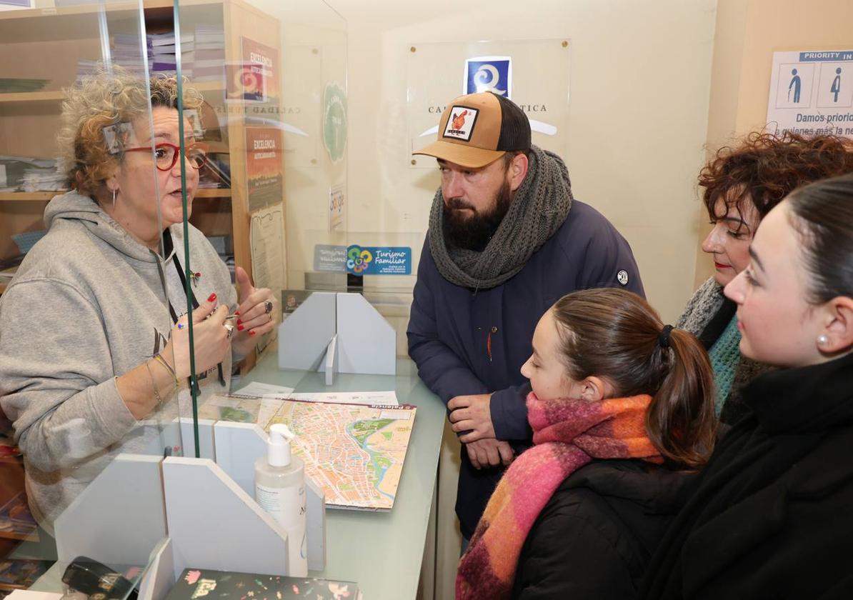 Turistas de Burgos en la Oficina de Turismo de la Calle Mayor.