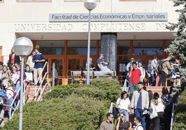 Ayuso, contra su universidad