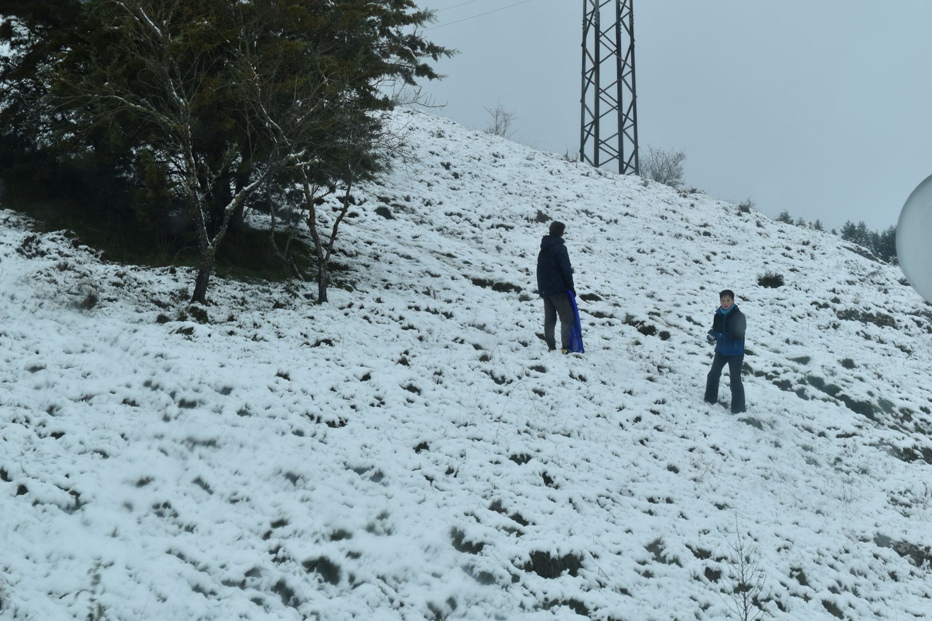 La nieve, perfecta aliada en un día festivo en la Montaña Palentina