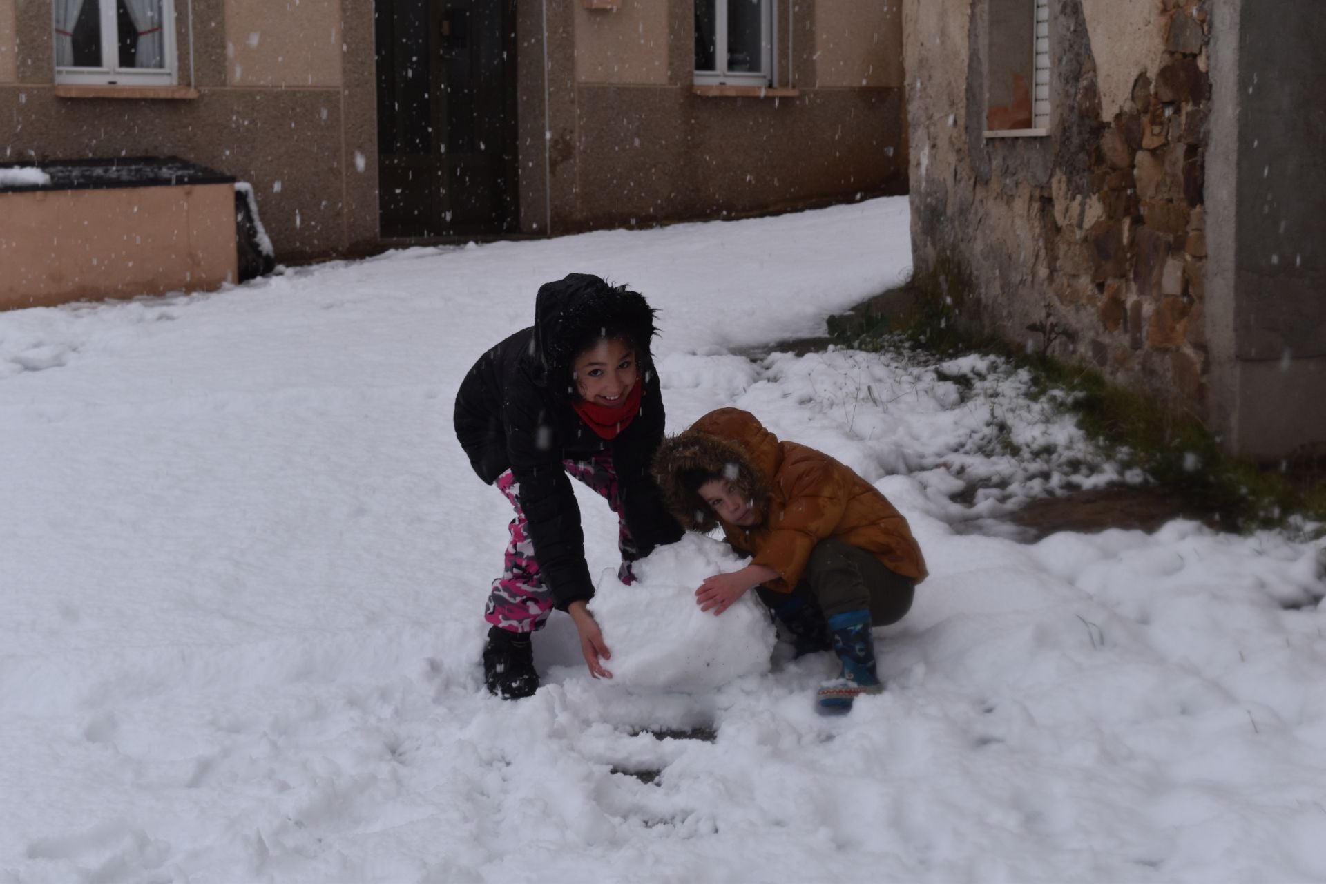La nieve, perfecta aliada en un día festivo en la Montaña Palentina
