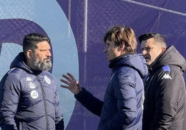 Álvaro Rubio (centro) habla con Bruno Mazziotti (izquierda) y Domingo Catoira, al término de la sesión de entrenamiento de este lunes