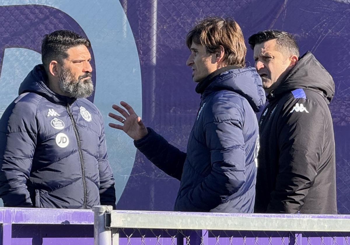 Álvaro Rubio (centro) habla con Bruno Mazziotti (izquierda) y Domingo Catoira, al término de la sesión de entrenamiento de este lunes