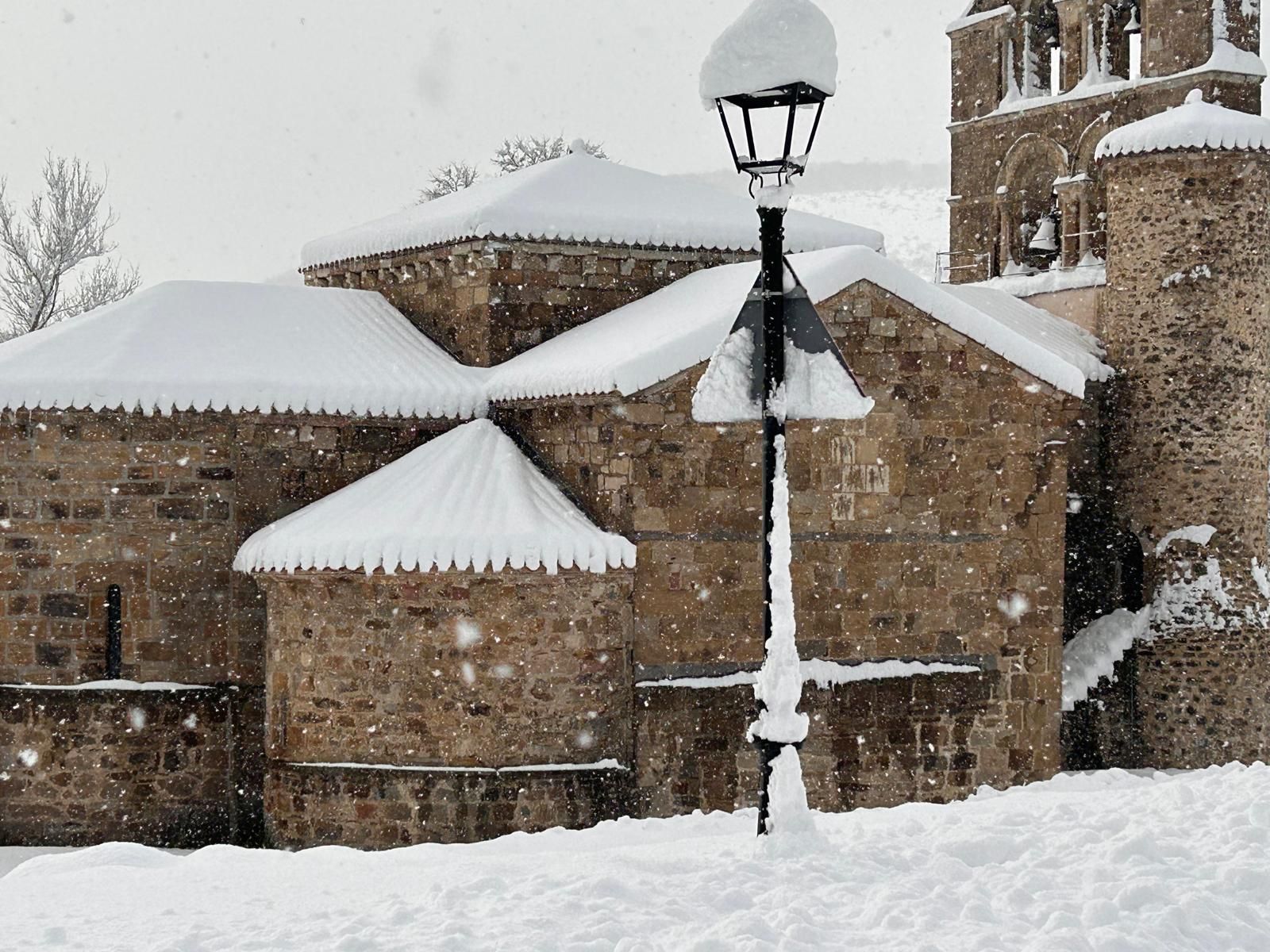 La nieve deja bonitas estampas en Cantamuda