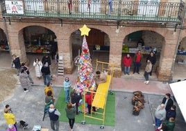 Un momento del montaje del árbol.