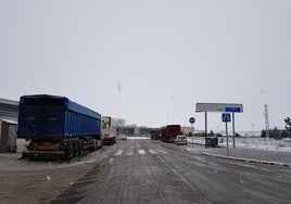 Camiones embolsados en Aguilar, en la mañana de este lunes.