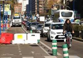 Un ciclista circula por el paseo de Isabel la Católica, junto a las obras del carril bici.