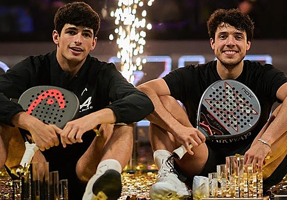 Arturo Coello y Agustín Tapia, con sus trofeos en el Premier Pádel de Milán.
