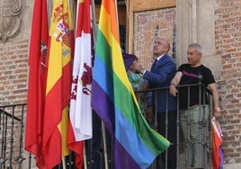 Izado de la bandera arcoíris en la Diputación a cargo del entonces presidente de la Institución, Jesús Julio Carnero, en 2015.