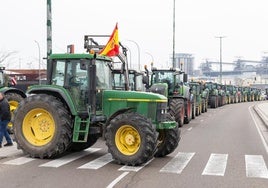 Varios tractores durante el bloqueo a Mercaolid, en febrero de 2024.