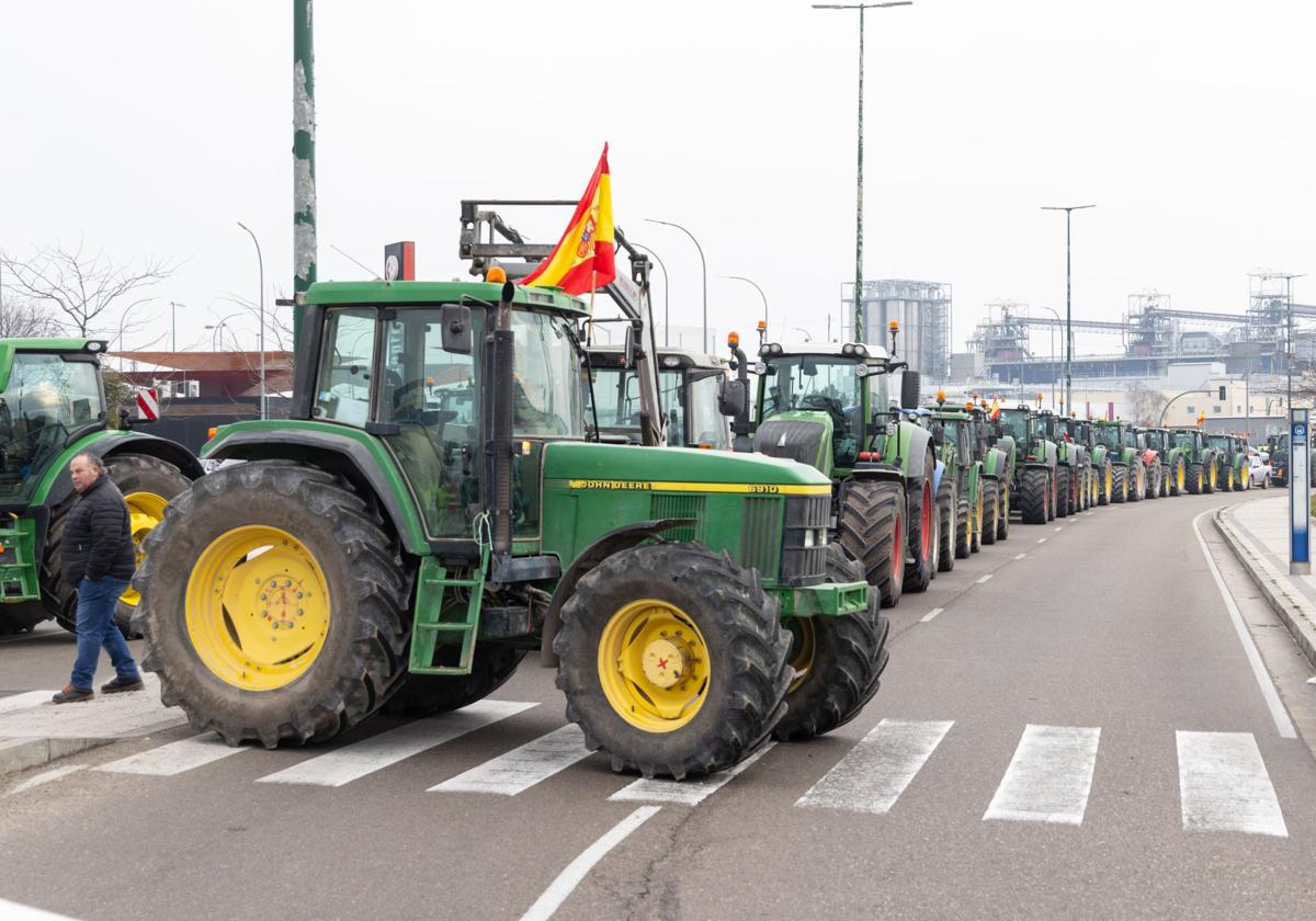 Varios tractores durante el bloqueo a Mercaolid, en febrero de 2024.