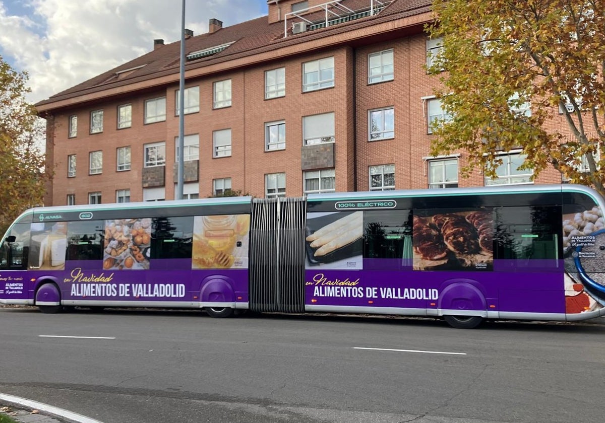 Uno de los autobuses de Auvasa, con los rótulos de Alimentos de Valladolid.