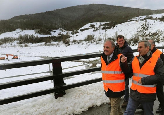 El consejero, a la derecha, camina con el delegado de la Junta en Palencia por el puente que salva el embalse de Requejada en Vañes.