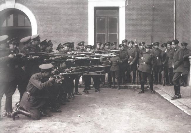 Simulacro de fusilamiento en el cuartel de Caballería.