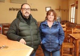 El alcalde de Muriel, Agustín García, y Carmen de la Insua, que gestionó el bar del pueblo.