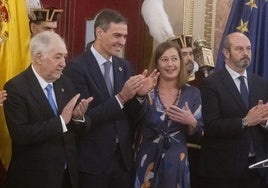 Los líderes políticos, con el presidente del Gobierno en el centro de la imagen junto a la presidenta del Congreso, aplauden durante la celebración del Día de la Constitución en la Cámara Baja.