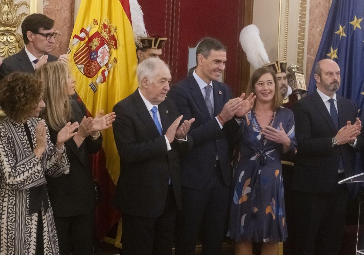 Los líderes políticos, con el presidente del Gobierno en el centro de la imagen junto a la presidenta del Congreso, aplauden durante la celebración del Día de la Constitución en la Cámara Baja.