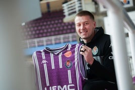 Eric Demers posa con su nueva camiseta en el Polideportivo Pisuerga.