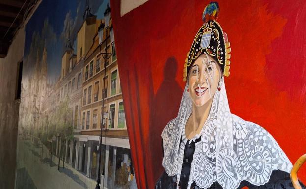 Arañazos en el rosto de la mujer segoviana pintada en el mural.