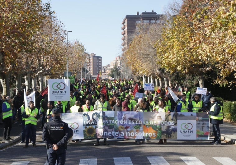 Cientos de manifestantes y decenas de tractores avanzan por las calles de Valladolid.