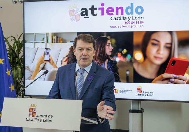 Alfonso Fernández Mañueco, en la inauguración del centro Atiendo de Salamanca, en noviembre.