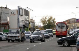 Tráfico de vehículos en un polígono industrial de Segovia.