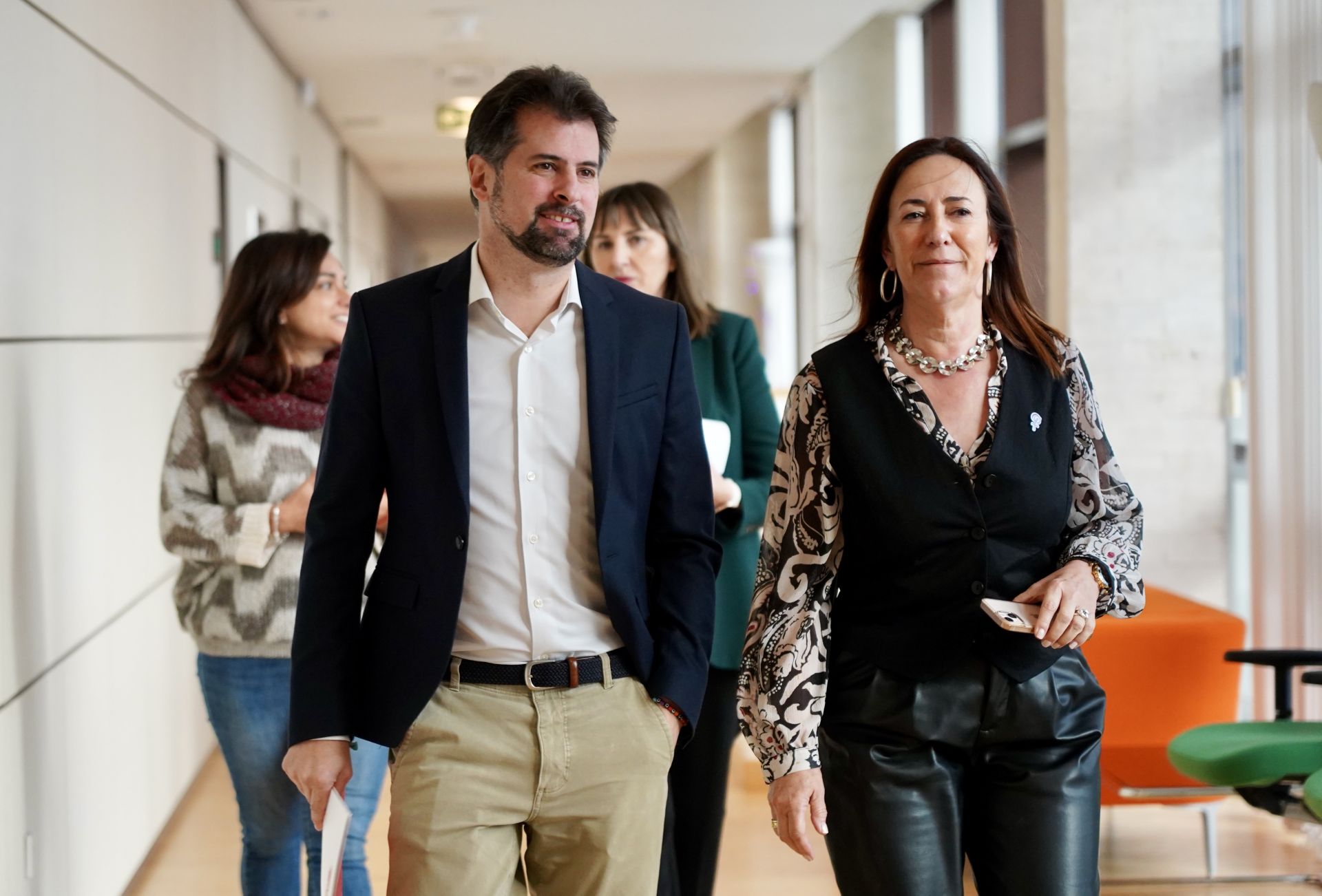 Luis Tudanca y Rosa Rubio, antes de la rueda de prensa en la que presentaron su proposición de ley sobre violencia de género.