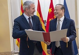 El presidente de Aragón, Jorge Azcón (i), durante la recepción a una delegación de la empresa china CATL con su CEO Robin Zheng (d) a la cabeza.