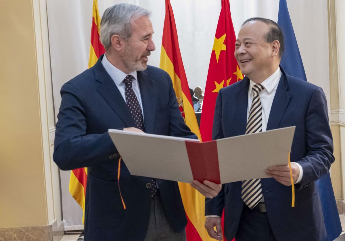 El presidente de Aragón, Jorge Azcón (i), durante la recepción a una delegación de la empresa china CATL con su CEO Robin Zheng (d) a la cabeza.