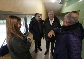 Eusebio Sacristán y Carnero visitan la planta superior del albergue.